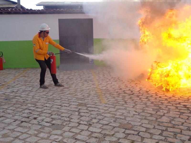 Treinamento de combate a incêndio e primeiros socorros